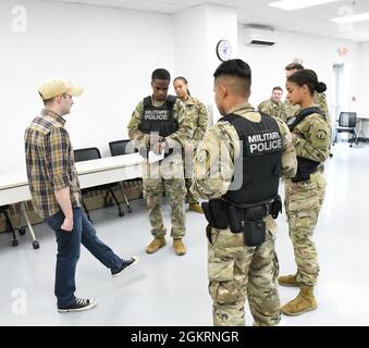 I soldati del 91° Battaglione della polizia militare praticano la sobrietà del campo durante l'addestramento della Mountain Guardian Academy a Fort Drum. L'accademia è una miscela di lezioni in aula ed esercitazioni pratiche che mettono alla prova i soldati in una varietà di situazioni di applicazione della legge. Foto Stock