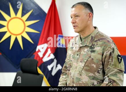 Briga. Michael Adame, 36a Divisione di fanteria Vice comandante Generale - supporto, parla con il personale della Task Force Phoenix a Camp Buehring, Kuwait. Foto Stock