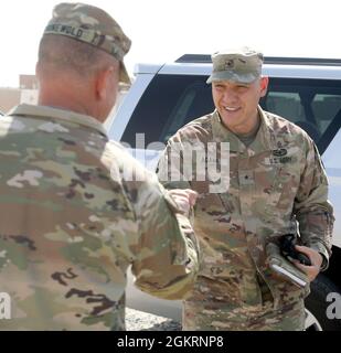 Briga. Michael Adame, a destra, 36a Divisione di fanteria Vice comandante Generale - supporto, è salutato dal Comandante della Task Force Phoenix col. Alan Gronewold a Camp Buehring, Kuwait. Foto Stock