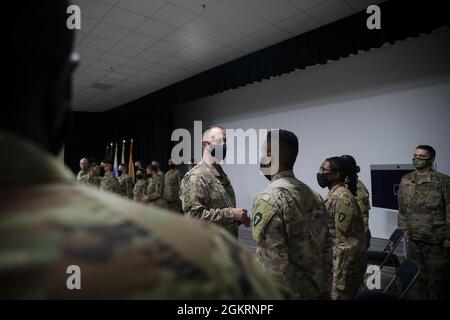 Briga. Il generale Justin M. Swanson, comandante generale, 310 comando di sostegno di Expeditionary, ringrazia i soldati dopo una cerimonia di riascolto il 23 giugno 2021 a Camp Arifjan, Kuwait. La cerimonia ha riconosciuto il riascolto dei soldati che comprenevano tutte e tre le componenti dell'esercito degli Stati Uniti che servivano a teatro. Foto Stock