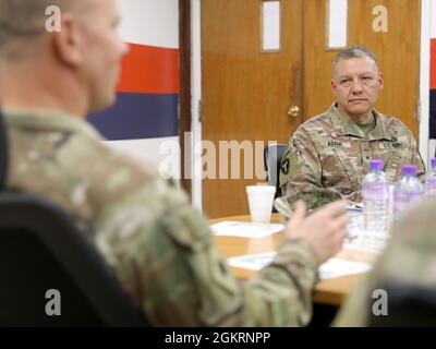 Briga. Michael Adame, a destra, 36° Divisione fanteria Vice comandante Generale - supporto, parla con la Task Force Phoenix Comandante col. Alan Gronewold un briefing a Camp Buehring, Kuwait. Foto Stock