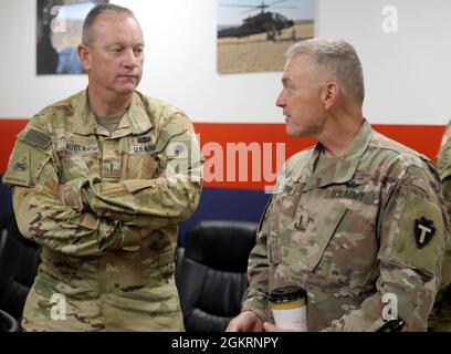 Task Force Phoenix Command Chief Warrant Officer 5 Rich Huber, a sinistra, parla con la 36a Divisione Fanteria Chief Warrant Officer 5 Paul Jenschke alla conclusione di un briefing a Camp Buehring, Kuwait. Foto Stock