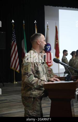 Briga. Il Gen. Justin M. Swanson, comandante generale, 310° comando di supporto di Expeditionary, commenta durante una cerimonia di riascolto il 23 giugno 2021 a Camp Arifjan, Kuwait. La cerimonia ha riconosciuto il riascolto dei soldati di tutte e tre le componenti dell'esercito che servivano a teatro. Foto Stock