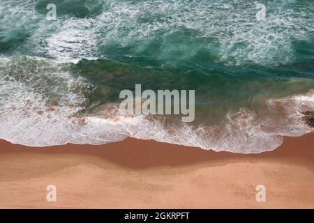 Vista aerea di una spiaggia selvaggia e acqua blu con onde in Sud Africa Foto Stock