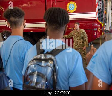 Tecnologia. SGT. Scott Morisette, 436° ingegnere civile Squadron pompiere, presenta i membri dell'Organizzazione per i professionisti del Black Aerospace durante un tour della base dell'aeronautica di dover, Delaware, 23 giugno 2021. OBAP è un'organizzazione no-profit dedicata all'incoraggiamento e alla promozione delle minoranze in tutte le carriere aeronautiche e aerospaziali. Foto Stock