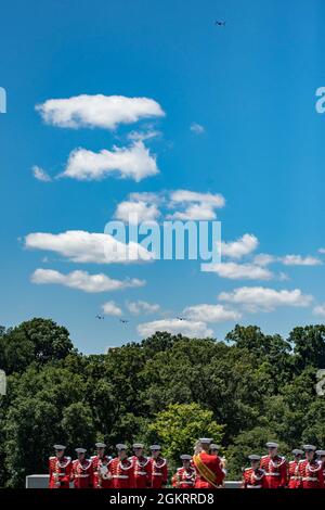 Un flyover è condotto come parte del servizio funerale per il corpo Marino degli Stati Uniti 1 Lt. John Warner nella Sezione 4 del cimitero nazionale di Arlington, Arlington, Virginia, 23 giugno 2021. Ex senatore per la Virginia ed ex segretario della Marina, Warner è nato il 18 febbraio 1927 a Washington, D.C. si è Unito alla Marina degli Stati Uniti all'età di 17 in 1945 ed è servito durante gli ultimi mesi della seconda guerra mondiale Dopo essersi laureato alla University of Virginia School of Law, Warner si unì al corpo Marino degli Stati Uniti nel 1950 per servire nella Guerra di Corea. Dopo il suo servizio militare e aver ricevuto la laurea in giurisprudenza, Warner lavorò in p Foto Stock