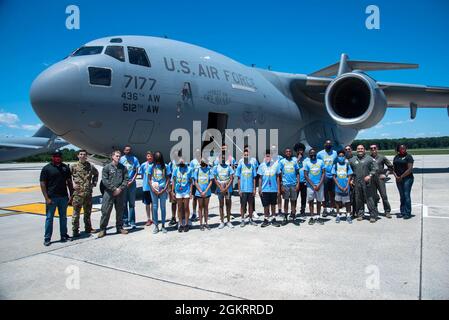 I membri dell'Organizzazione per i professionisti del Black Aerospace si trovano di fronte a un C-17 Globemaster III durante un tour della base dell'aeronautica di dover, Delaware, 23 giugno 2021. I membri dell'OBAP incoraggiano la diversità nel settore sostenendo gli aspiranti professionisti del settore aeronautico attraverso programmi di mentoring, borse di studio, formazione e formazione rivolti ai giovani. Foto Stock