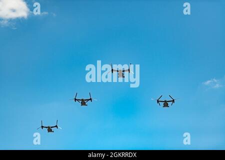 Un flyover è condotto come parte del servizio funerale per il corpo Marino degli Stati Uniti 1 Lt. John Warner nella Sezione 4 del cimitero nazionale di Arlington, Arlington, Virginia, 23 giugno 2021. Ex senatore per la Virginia ed ex segretario della Marina, Warner è nato il 18 febbraio 1927 a Washington, D.C. si è Unito alla Marina degli Stati Uniti all'età di 17 in 1945 ed è servito durante gli ultimi mesi della seconda guerra mondiale Dopo essersi laureato alla University of Virginia School of Law, Warner si unì al corpo Marino degli Stati Uniti nel 1950 per servire nella Guerra di Corea. Dopo il suo servizio militare e aver ricevuto la laurea in giurisprudenza, Warner lavorò in p Foto Stock