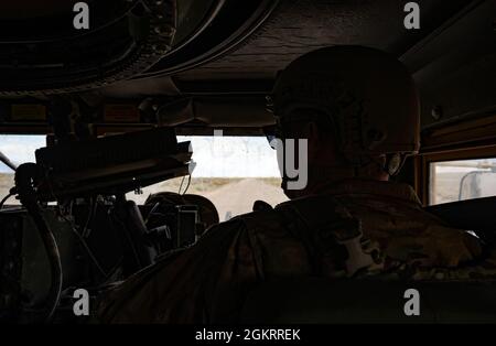 Senior Airman Cole Service, 152nd Security Forces Squadron (SFS), Nevada Air National Guard, fornisce supporto alla navigazione in un Humvee al Fallon Range Training Complex (FRTC), Never., 23 giugno 2021. Gli airman del 152nd SFS e i soldati della 609th Engineer Company trasportati tra vari siti nel FRTC come supporto per l'operazione Resolute Hunter. Foto Stock