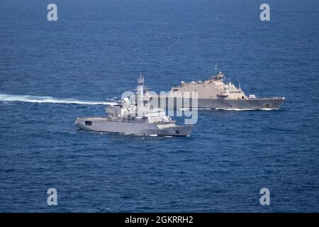 210623-N-RL695-2759 MARTINICA, FRANCIA - (23 giugno 2021) — la nave da combattimento litoranea libera variante USS Sioux City (LCS 11) svolge un esercizio marittimo bilaterale con la fregata FS Germinal (F735) della Marina francese di classe Floréal in seguito ad una visita portuale in Martinica, Francia, 23 giugno 2021. Sioux City è schierata nell'area operativa della 4th Fleet degli Stati Uniti per sostenere la missione della Joint Interagency Task Force South, che include missioni di lotta contro il traffico illecito di droga nei Caraibi e nell'Oceano Pacifico orientale. Foto Stock