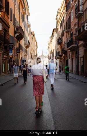 Roma, Italia - 26 agosto 2021: I cittadini usano scooter elettrici per muoversi per le strade del centro città. Foto Stock