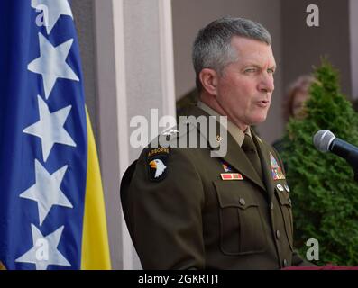 Il generale dell'esercito degli Stati Uniti, Timothy E. Gowen, il generale aggiunto per il Maryland, fornisce le osservazioni insieme al ministro della Difesa della BiH, Sifet Podžić, ministro della sicurezza, Selmo Cikotić, e l'ambasciatore degli Stati Uniti Eric Nelson giugno 23 durante un'esercitazione di preparazione militare civile di emergenza a Sarajevo, Bosnia-Erzegovina. L'esercizio si è incentrato su uno scenario sismico e su come le forze armate della BiH risponderebbero a sostegno dell'Agenzia locale per la protezione civile per fornire aiuti di emergenza a coloro che ne hanno bisogno. La partecipazione di Gowen all’esercizio segna la sua prima visita in BiH. La Guardia Nazionale del Maryland è in collaborazione con Foto Stock