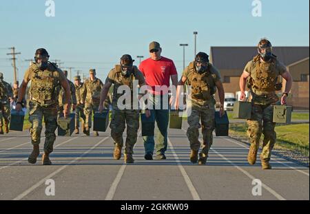 Gli aerei dell'aeronautica degli Stati Uniti dal 354th Security Forces Squadron (SFS) partecipano ad un test di addestramento fisico speciale di armi e tattiche (SWAT) 23 giugno 2021 sulla base dell'aeronautica di Eielson, Alaska. Gli istruttori del team dei servizi di emergenza della base dell'aeronautica militare di MacDill, Florida, hanno visitato lo squadrone per formare i team SWAT per aumentare la prontezza dell'unità e le capacità di risposta alle emergenze. Foto Stock