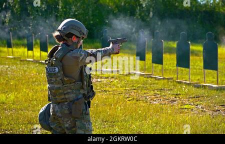 U.S. Air Force Airman 1st Class Alex Soto, un controller di ingresso per l'installazione di Squadron delle forze di sicurezza, spara la sua arma a un bersaglio durante l'addestramento speciale di armi e tattiche (SWAT) il 23 giugno 2021 sulla base dell'aeronautica militare Eielson, Alaska. I membri del team SWAT devono essere esperti di marketing per prevenire errori in situazioni caotiche, come uno scenario di sparatutto attivo. Foto Stock