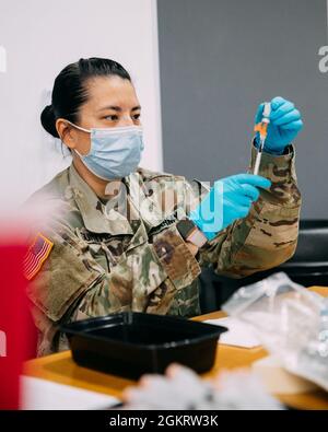 SGT. Nichole Gunther della Joint Task Force 17 estrae una dose del vaccino Pfizer per un paziente al campus CSN Cheyenne, mercoledì 23 giugno 2021 a Las Vegas, Nevada. Foto Stock