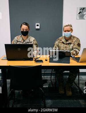 2° lt. Samirah Furman e Capo Maestro Sgt. Angie Green della Joint Task Force 17 lavora alla loro stazione nel campus CSN Cheyenne, mercoledì 23 giugno 2021 a Las Vegas, Nevada. Foto Stock