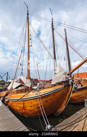 Vecchie barche a vela in legno nel villaggio di Workum in Provincia olandese della Frisia Foto Stock