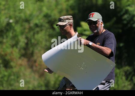 James Baylor, un veterano del Vietnam e un membro della National Rakkasan Association, raccoglie il suo foglio obiettivo durante un giorno alla gamma per la riunione Rakkasan su Fort Campbell 23 giugno 2021. La riunione riunisce oltre 200 veterani di Rakkasan della Guerra di Corea, del Vietnam e della tempesta del deserto con eventi ospitati dal Capitolo della collina di Hamburger. Foto Stock