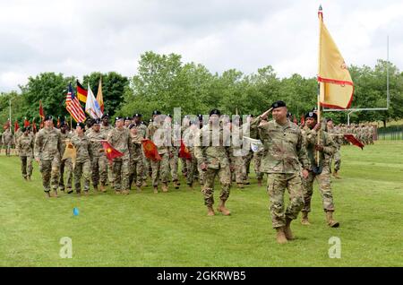 John R. Abella, comandante, 18esimo Battaglione di sostegno al combattimento, rende onore durante il passaggio in rassegna della sedicesima Brigata di sostegno durante una cerimonia di cambio di comando il 23 giugno 2021 a Baumholder, Germania. Il col. Angel R. Estrada assunse il comando dell'unità dal col. Scott B. Kindberg Foto Stock