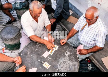 I vecchi uomini si rilassano e giocano a carte al bar, Gran Canaria, Spagna Foto Stock