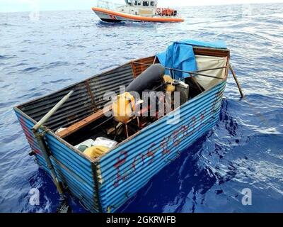 La Guardia Costiera forze dell'ordine ha interdetto 11 migranti al largo di Carysfort Reef, Florida 23 giugno 2021. La Guardia Costiera Cutter l'equipaggio di Charles David Jr ha rimpatriato 11 cubani a Cuba. Foto Stock