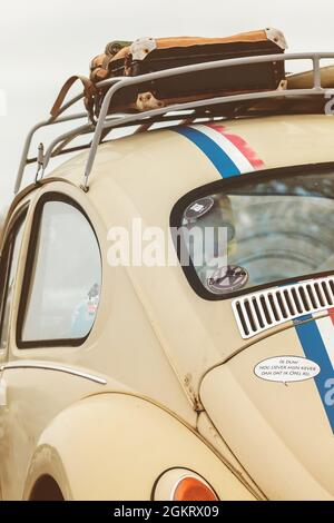 ROSMALEN, PAESI BASSI - 8 GENNAIO 2017: Vintage Volkswagen Beetle degli anni settanta con bagaglio in cima a Rosmalen, Paesi Bassi Foto Stock