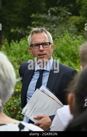 James Wild Vieni e mostra il sostegno alla protesta della comunità di Norfolk per "salvare l'ospedale della Regina Elisabetta" a Old Palace Yard, Londra, Regno Unito il 2021-09-15 Foto Stock