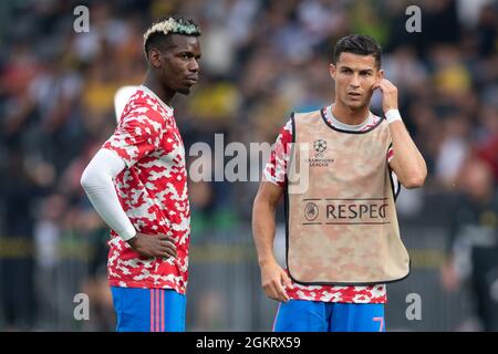 BERNA, SVIZZERA - SETTEMBRE 14: Paul Pomba (a sinistra) e Cristiano Ronaldo (a destra) del Manchester United prima della partita del gruppo F della UEFA Champions League tra BSC Young Boys e Manchester United allo Stadion Wankdorf il 14 Settembre 2021 a Berna, Svizzera. (Foto di FreshFocus/MB Media) Foto Stock