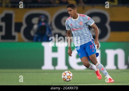 BERNA, SVIZZERA - SETTEMBRE 14: Raphaël Varane di Manchester United durante la partita del gruppo UEFA Champions League F tra BSC Young Boys e Manchester United allo Stadion Wankdorf il 14 Settembre 2021 a Berna, Svizzera. (Foto di FreshFocus/MB Media) Foto Stock