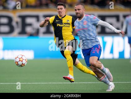 BERNA, SVIZZERA - SETTEMBRE 14: Vincent Sierro dei giovani ragazzi della BSC e Luke Shaw di Manchester United durante la partita del gruppo F della UEFA Champions League tra giovani ragazzi della BSC e Manchester United allo Stadion Wankdorf il 14 settembre 2021 a Berna, Svizzera. (Foto di FreshFocus/MB Media) Foto Stock