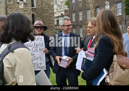 James Wild Vieni e mostra il sostegno alla protesta della comunità di Norfolk per "salvare l'ospedale della Regina Elisabetta" a Old Palace Yard, Londra, Regno Unito il 2021-09-15 Foto Stock