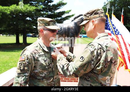 Il col. Joseph Kurz, capo dello staff, 1° comando di sostegno del teatro, assegna la medaglia di servizio meritorious al il col. Thaddeus Douthitt, capo del ramo del combustibile, 1° TSC, 24 giugno 2021 a Fort Knox, Kentucky. L'attenzione di Douthitt ai dettagli, la devozione al dovere e la determinazione sono state strumentali nel successo della missione del comando. Foto Stock