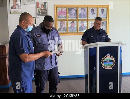 210624-N-AB123-002 GEORGETOWN, Guyana (24 giugno 2021) il Capitano Matthew Wadleigh, comandante della Guyana Coast Guard Reserve Unit (CGRU), SOUTHCOM, presenta una stella nota per conto del generale Brigadier Rafael Ribas, vice comandante, esercito degli Stati Uniti e affari della riserva, a Leading Rate Rover, Guyana Defense Force Coast Guard, come CMdR mobilitazione. Paul Rooney, dirigente, CGRU SOUTHCOM, recita il premio alla Guyana Coast Guard base durante Tradewinds, 24 giugno 2021. Tradewinds 2021 è un'attività di sicurezza dei Caraibi sponsorizzata dal comando del Sud degli Stati Uniti, incentrata sulla terra, l'aria, il mare e il cyber dom Foto Stock