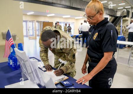 Il South Carolina National Guard Service Member e l'ufficio Family Care ospita una fiera di carriera e risorse, il 24 giugno 2021, presso la zona fieristica di Columbia, South Carolina. La fiera della carriera è utilizzata per aiutare a collegare i membri del servizio e le famiglie con i datori di lavoro locali, le agenzie statali e le organizzazioni che forniscono servizi militari e veterani, al fine di guadagnare occupazione o far progredire la loro carriera. Si tratta inoltre di un'opportunità per i membri del servizio che hanno ricevuto ordini a sostegno degli sforzi di risposta del COVID-19 per ottenere un impiego civile con il loro passaggio dal servizio attivo. Foto Stock