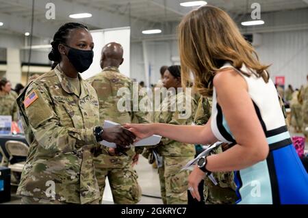 Il South Carolina National Guard Service Member e l'ufficio Family Care ospita una fiera di carriera e risorse, il 24 giugno 2021, presso la zona fieristica di Columbia, South Carolina. La fiera della carriera è utilizzata per aiutare a collegare i membri del servizio e le famiglie con i datori di lavoro locali, le agenzie statali e le organizzazioni che forniscono servizi militari e veterani, al fine di guadagnare occupazione o far progredire la loro carriera. Si tratta inoltre di un'opportunità per i membri del servizio che hanno ricevuto ordini a sostegno degli sforzi di risposta del COVID-19 per ottenere un impiego civile con il loro passaggio dal servizio attivo. Foto Stock