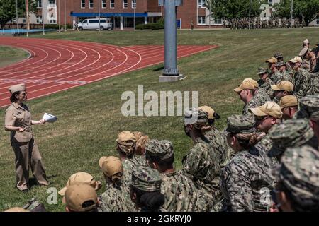 ADM posteriore. Jennifer S. Couture, comandante del Naval Service Training Command, parla con lo staff di Officer Training Command Newport (OTCN), Rhode Island, giugno 24. La OTCN offre quattro programmi di formazione per gli ufficiali presso la base navale di Newport, tra cui la scuola candidata per gli ufficiali, la scuola per lo sviluppo degli ufficiali, la Limited Duty Officer e la Chief Warrant Officer Academy e il Naval Science Institute. OTCN sviluppa moralmente, mentalmente e fisicamente questi futuri leader di carattere e competenza, impregnandoli dei più alti ideali di onore, coraggio e impegno per servire da professionista Foto Stock