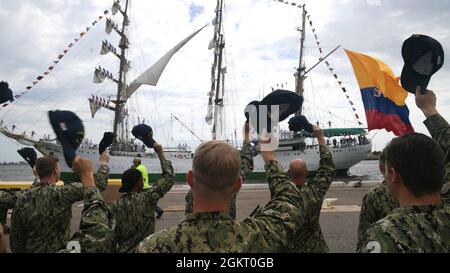 210624-N-DB801-0303 MAYPORT, Fl. – (24 giugno 2021) – marinai assegnati a USS Delbert D. Black (DDG 119) accolgono la nave da addestramento della Marina colombiana ARC Gloria come arriva alla Stazione Navale Mayport per una visita di porto programmata, 24 giugno 2021. Mentre si trova in porto, l'equipaggio di Gloria si impegnerà con i leader militari locali e la comunità locale per rafforzare i legami e la partnership tra gli Stati Uniti e le Navie colombiane. Foto Stock