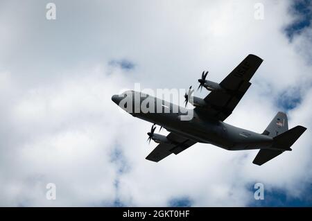 Un C-130J Super Hercules assegnato al 36th Airlift Squadron vola su Fort Greely, Alaska durante LA BANDIERA ROSSA-Alaska 21-2, 24 giugno 2021. GLI esercizi RED FLAG-Alaska si concentrano sul miglioramento della preparazione al combattimento delle forze statunitensi e internazionali. Foto Stock