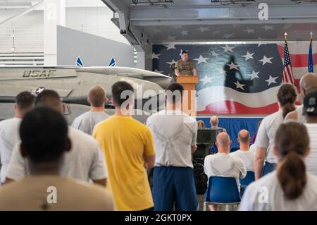 Il Colon Mark Dmytryszyn, secondo comandante dell'ala della bomba, ha tenuto un discorso durante la marcia di Ruck Racism alla base dell'aeronautica militare di Barksdale, Louisiana, 24 giugno 2021. Il ruck Racism march è stato un evento morale incentrato sulla lotta contro il razzismo e la discriminazione all'interno delle forze armate degli Stati Uniti. Foto Stock