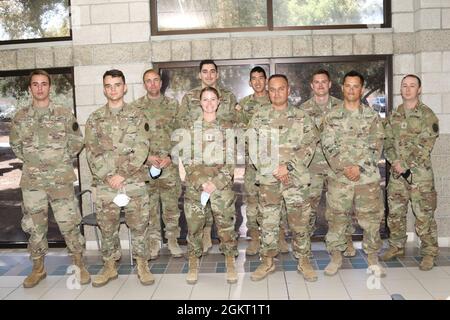 I membri del Weed Army Community Hospital e del 1° Battaglione, 144° Reggimento di artiglieria da campo della Guardia Nazionale dell'Esercito della California, posano per una fotografia il 24 giugno presso il Dr. Mary E. Walker Center a Fort Irwin, California, a seguito di un evento di vaccinazione COVID-19. Il personale medico con 1° BN., 144° fa Reg. Ha aumentato l'evento di vaccino COVID-19 ospitato dal Weed Army Community Hospital. Foto Stock