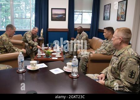 Gen. Michael Place, 18° comando medico (Deployment Support) comandante generale, centro sinistro, e il suo staff incontro con il col. Andrew Campbell, 374a Airlift Wing Commander, sinistra, presso la Yokota Air base, Giappone, 24 giugno 2021. Questo incontro ha dato luogo e Campbell la possibilità di parlare di come la 374a AW può supportare lo sviluppo di apparecchiature mediche. Foto Stock