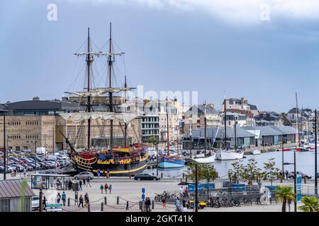 Dreimaster Etoile du Roy im Hafen von Saint Malo, Bretagne, Frankreich | Frate a tre tostate Etoile du Roy ormeggiato a Saint Malo, Bretagna, Francia Foto Stock