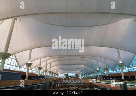 DENVER, CO -10 Apr 2021 - Vista interna del Jeppesen Terminal con tetto a tenda bianco all'Aeroporto Internazionale di Denver, o DIA (DEN). Foto Stock