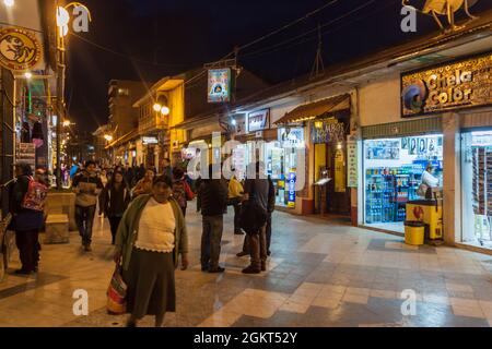 PUNO, PERÙ - 13 MAGGIO 2015: La gente cammina lungo la via Independencia a Puno, Perù Foto Stock