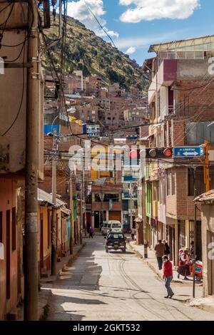 PUNO, PERÙ - 13 MAGGIO 2015: Vista di una strada a Puno, Perù Foto Stock