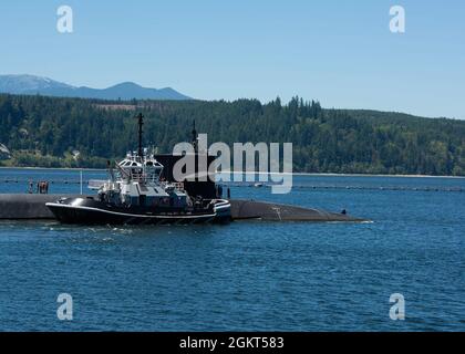 SILVERDALE, Washington – i marinai assegnati al sottomarino balistico-missile USS Maine di classe Ohio (SSBN 741) partono dalla base navale Kitsap-Bangor per una pattuglia dissuasiva strategica, giugno 25. Il Maine è uno degli otto sottomarini balistici-missili di stanza alla base, che fornisce la gamba più sopravvissuta della terna di deterrenza strategica per gli Stati Uniti. Foto Stock