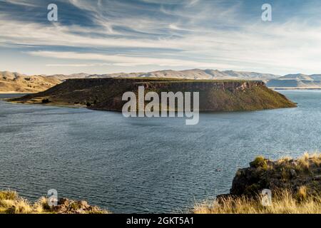 Isola nel lago di Umayo vicino alle rovine di Sillustani, Perù Foto Stock