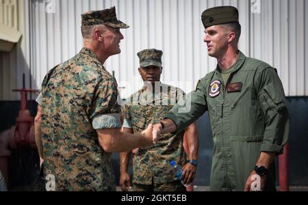 Steven R. Rudder, comandante generale delle forze marine del Pacifico, saluta il comandante ufficiale e il sergente maggiore di Marine Fighter Attacks Squadron (VMFA) 323, il Lt. Col Justin C. Grissom (destra) e Sgt. Major Corey O. Wright (centro) presso la base del corpo dei Marine Hawaii, 21 giugno 2021. VMFA-323 sta attualmente conducendo operazioni di routine nella terza flotta statunitense. Foto Stock