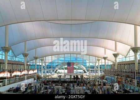 DENVER, CO -10 Apr 2021 - Vista interna del Jeppesen Terminal con tetto a tenda bianco all'Aeroporto Internazionale di Denver, o DIA (DEN). Foto Stock