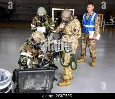 Gli airman con il team 143d Airlift Wing, PAR (Post-Attack Reconnaissance) praticano le procedure di decontaminazione durante l'esercizio Large Scale Readiness del 143d Airlift Wing, 25 giugno 2021, presso la base della Guardia Nazionale aerea di Quonset, North Kingstown, RI. L'esercizio è stato progettato per valutare la capacità del personale dell'Ala del sollevatore ad aria 143d di operare in un ambiente sfavorevole. . Foto Stock